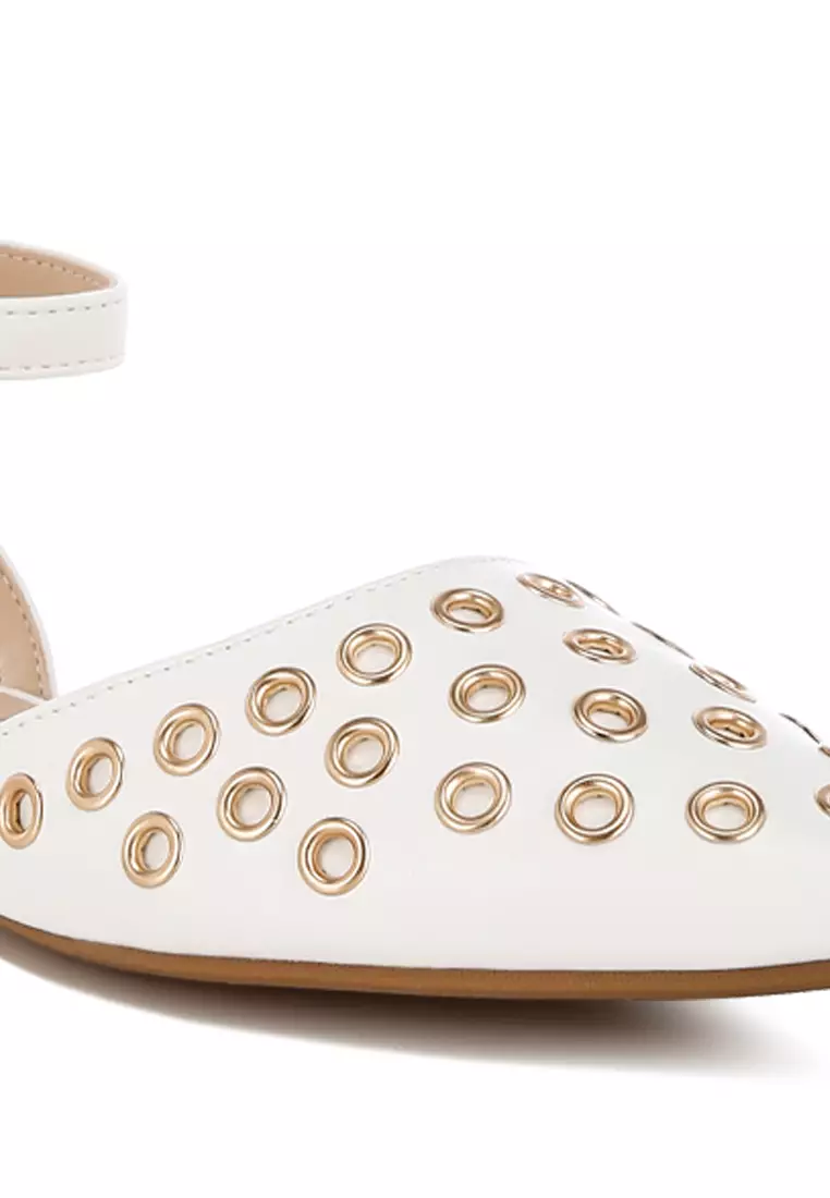 Sandal Datar Detail Lubang Tali Metalik Warna Putih