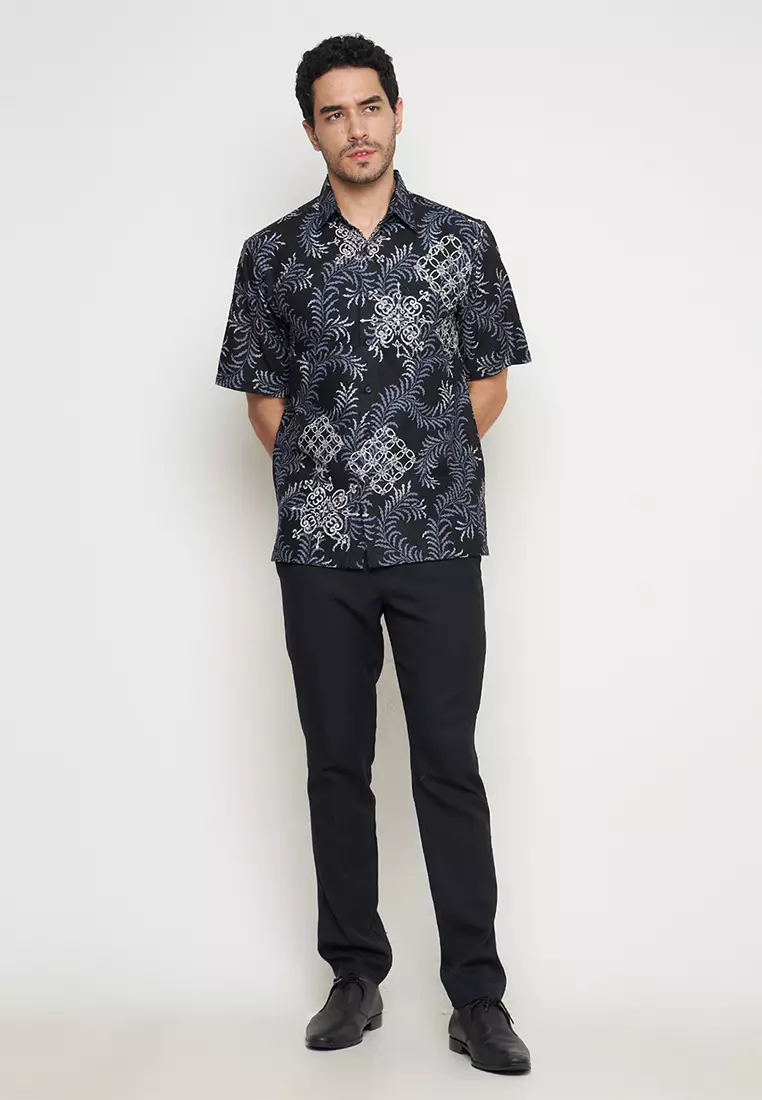 Regfit Hiranya Black Kemeja Batik Pria Lengan Pendek