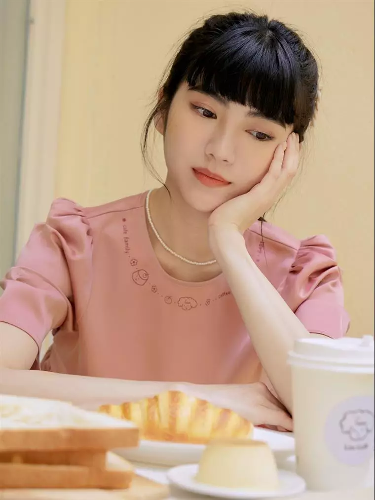 OB嚴選 咖啡廳家族．質感角色印花厚雪紡綁帶洋裝《KG1570》