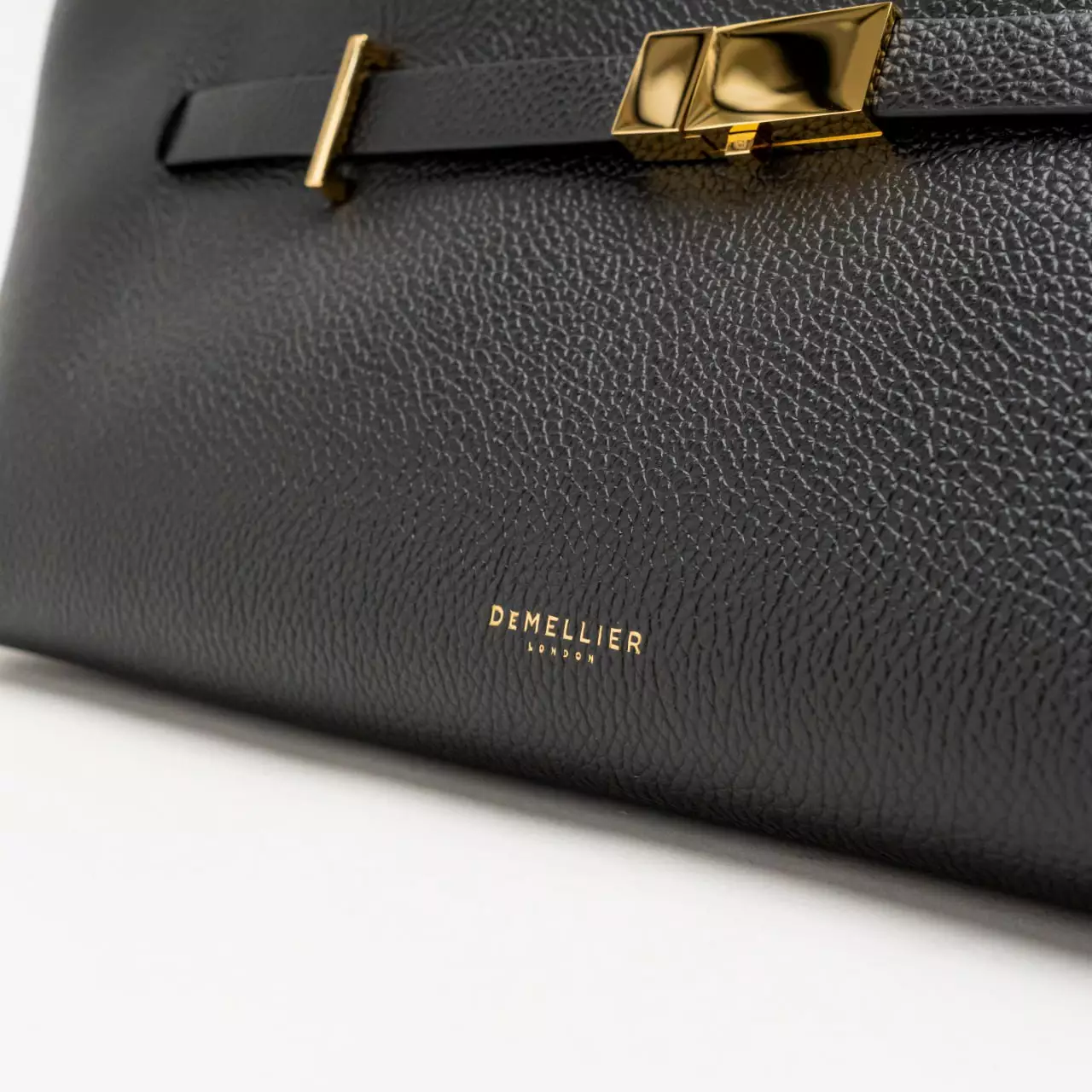 The New York Small Shoulder Bag Grained Black