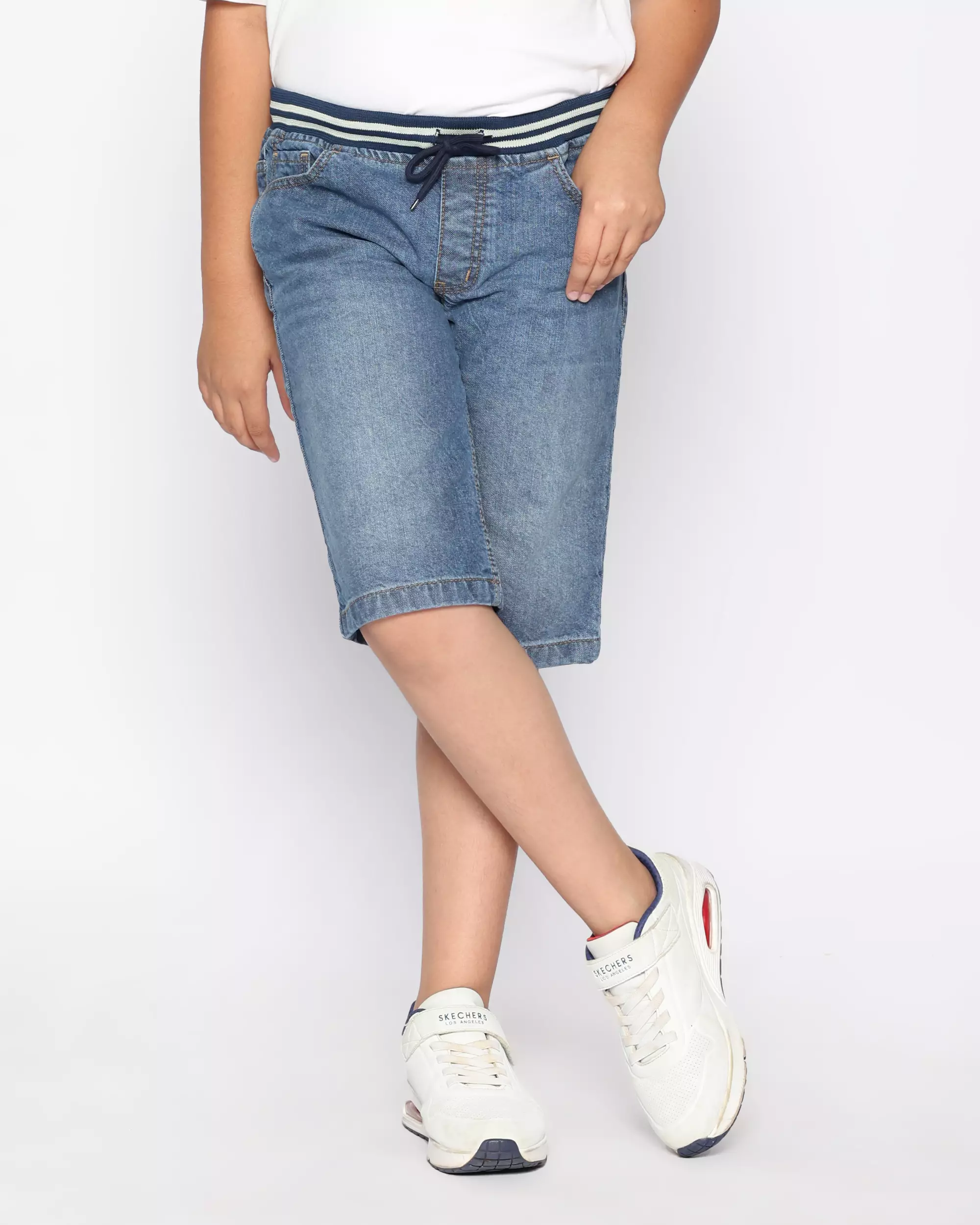 Celana Pendek Anak Laki Jeans Rib Mid Blue With Model - FORTUNES