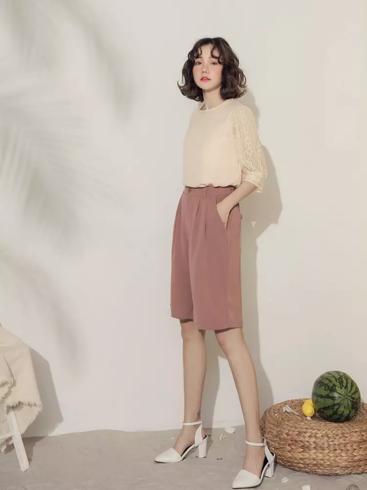 純色雪紡拼接袖蕾絲領口五分袖上衣《AB10879》