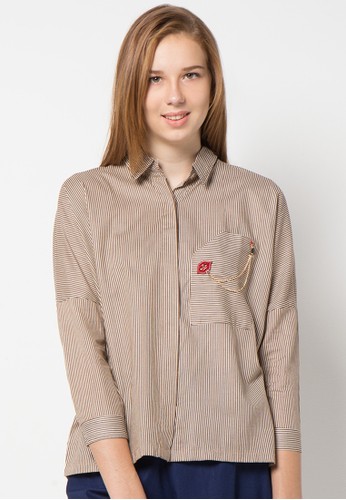Stripe shirt with lips pin in BROWN