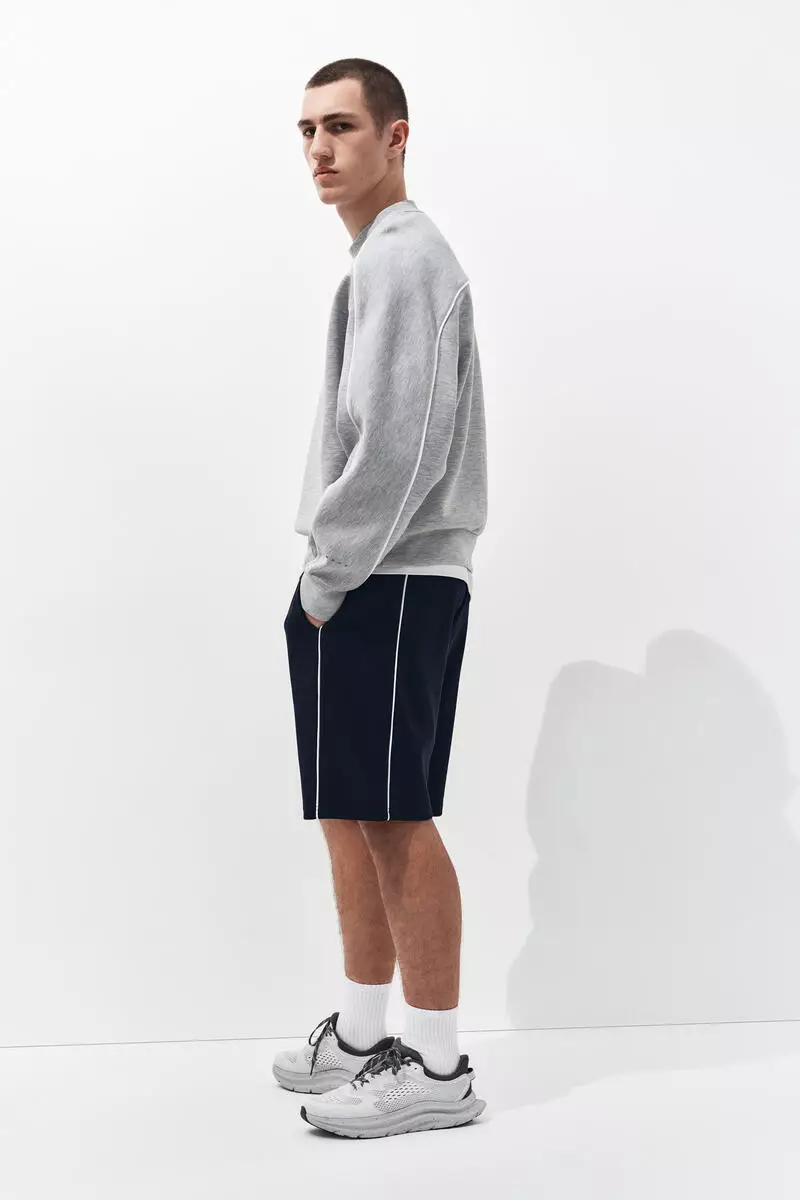 Loose Fit Sports shorts with DryMove™