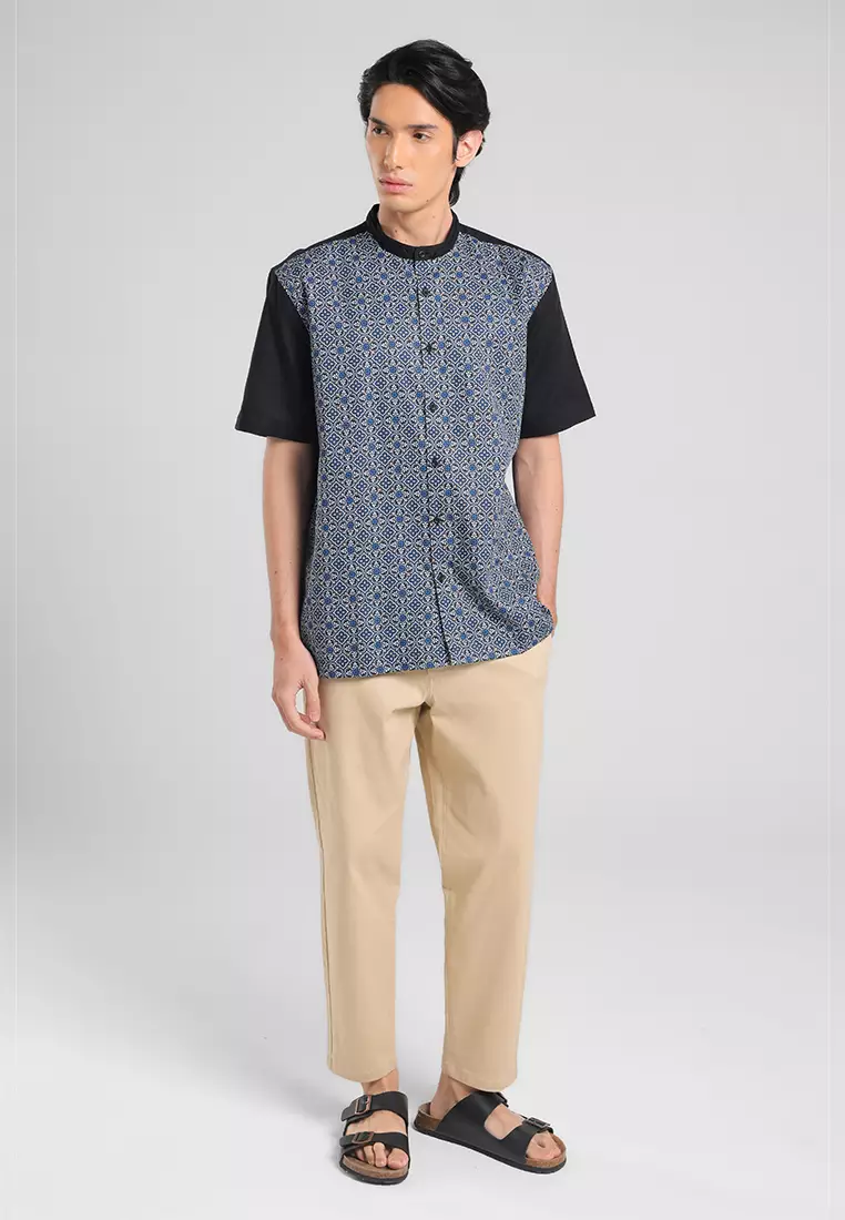 MANZONE X Adipati Dolken - Kemeja Koko Lengan Pendek Pria Makarim Comfort Fit - Black Warna Black