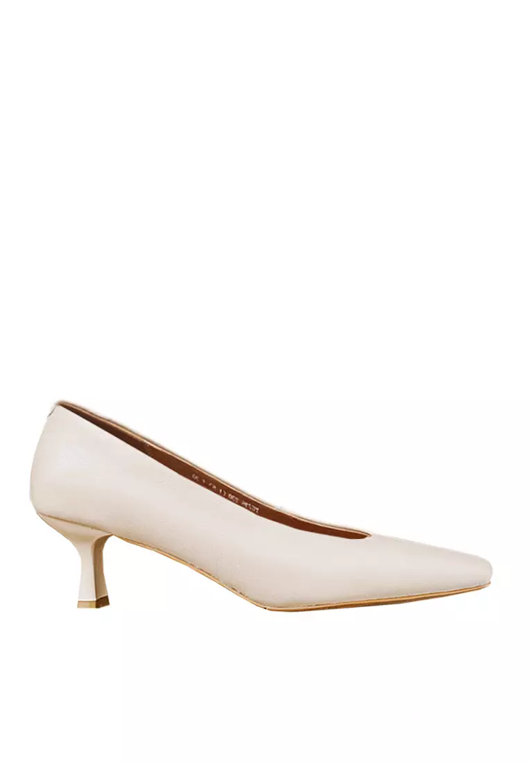 White leather pumps deals dress shoes