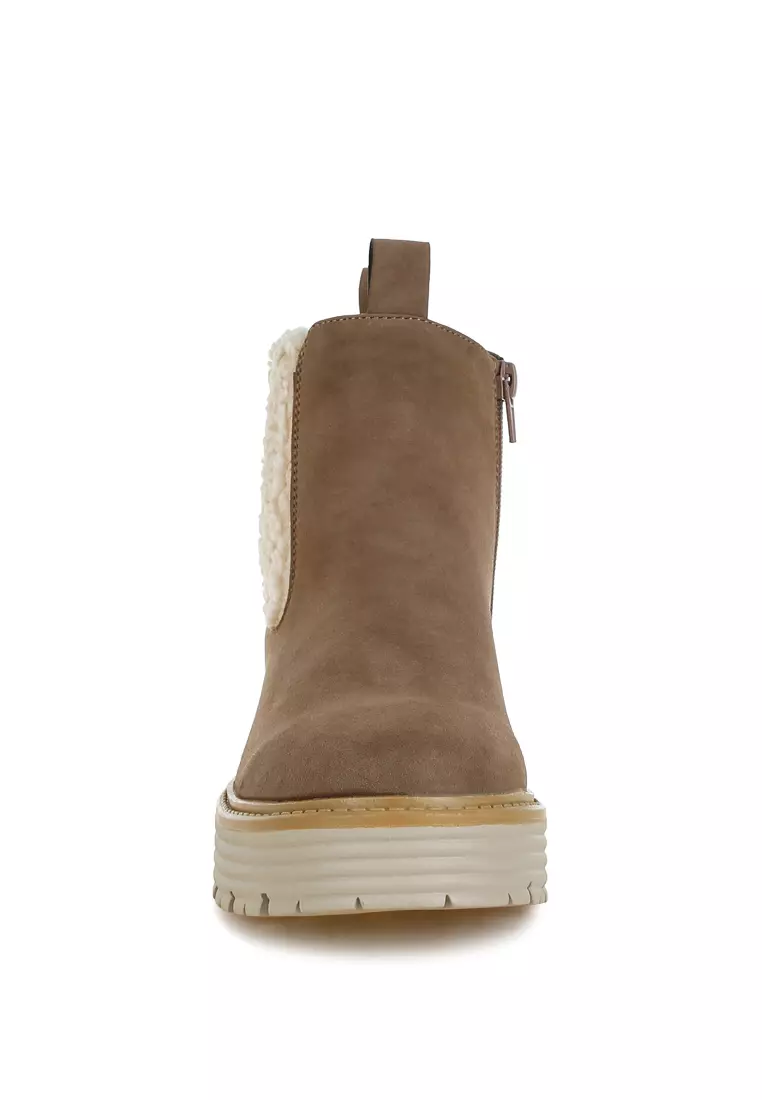 Sepatu bot tebal dengan detail bulu imitasi berwarna kelabu kecokelatan