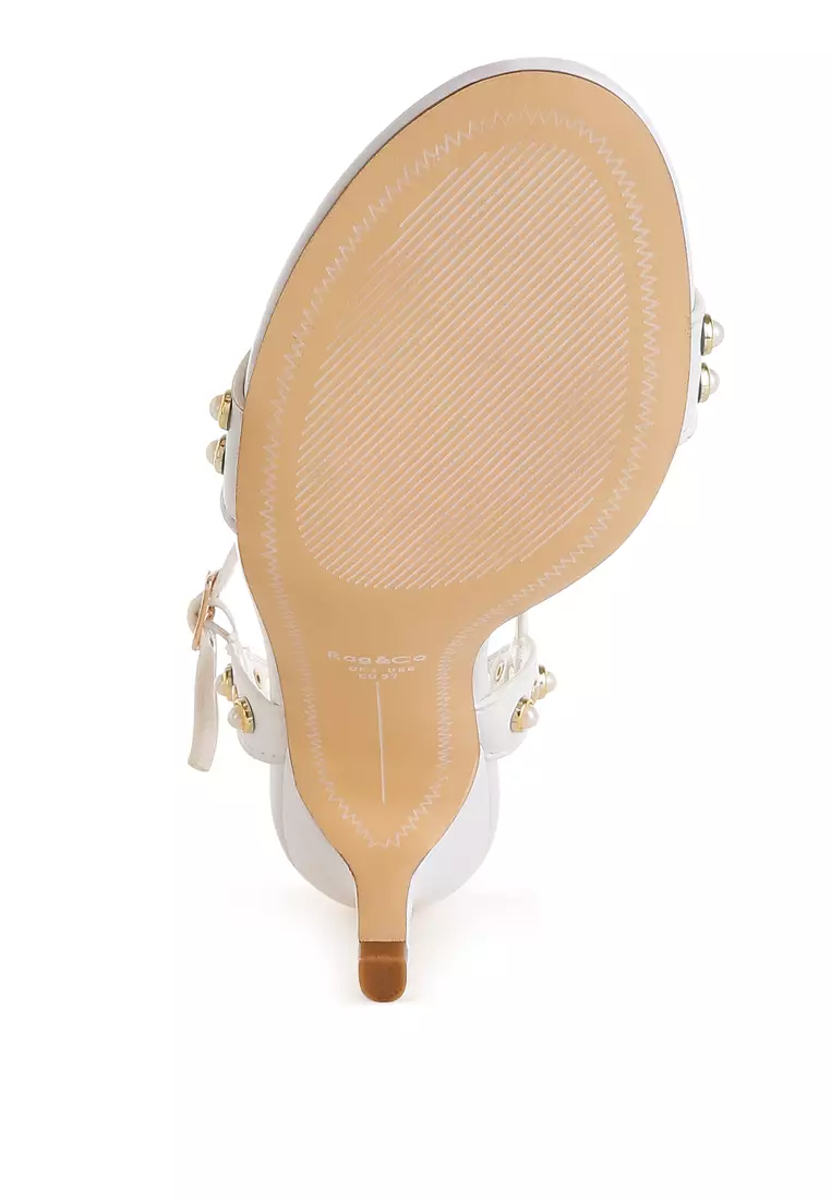 Sandal hak anak kucing kulit asli bertabur paku dalam warna putih