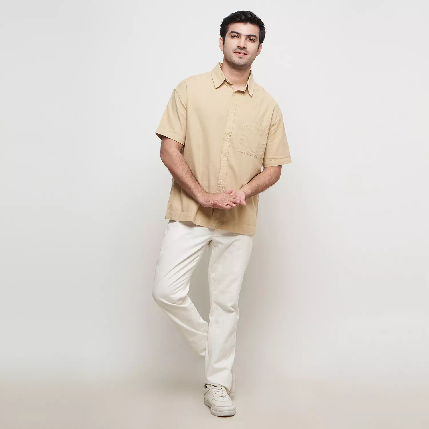 LARUSSO Kemeja Pria Basic Oversize Rami Lengan Pendek - Cream