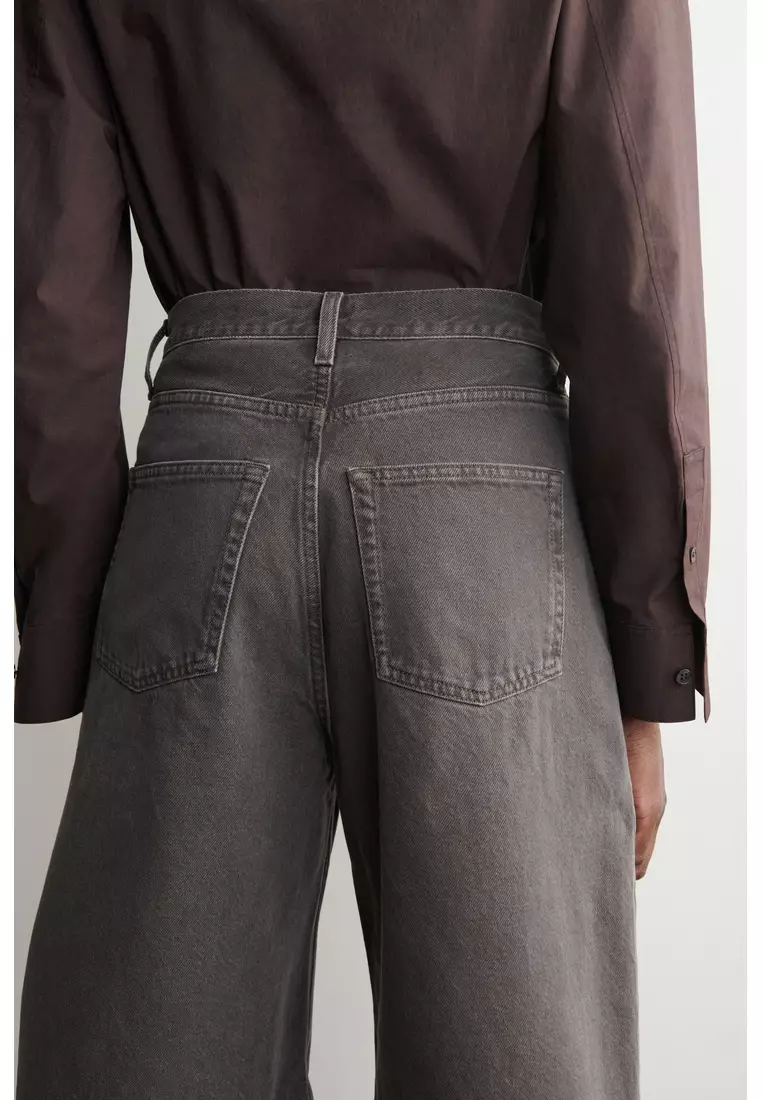 KNEE-LENGTH DENIM SHORTS