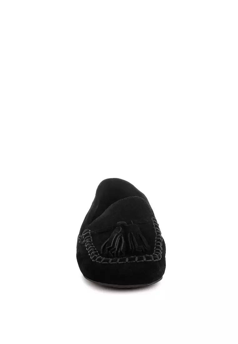 Sepatu Loafer Rumbai Ujung Bulat Suede Warna Hitam