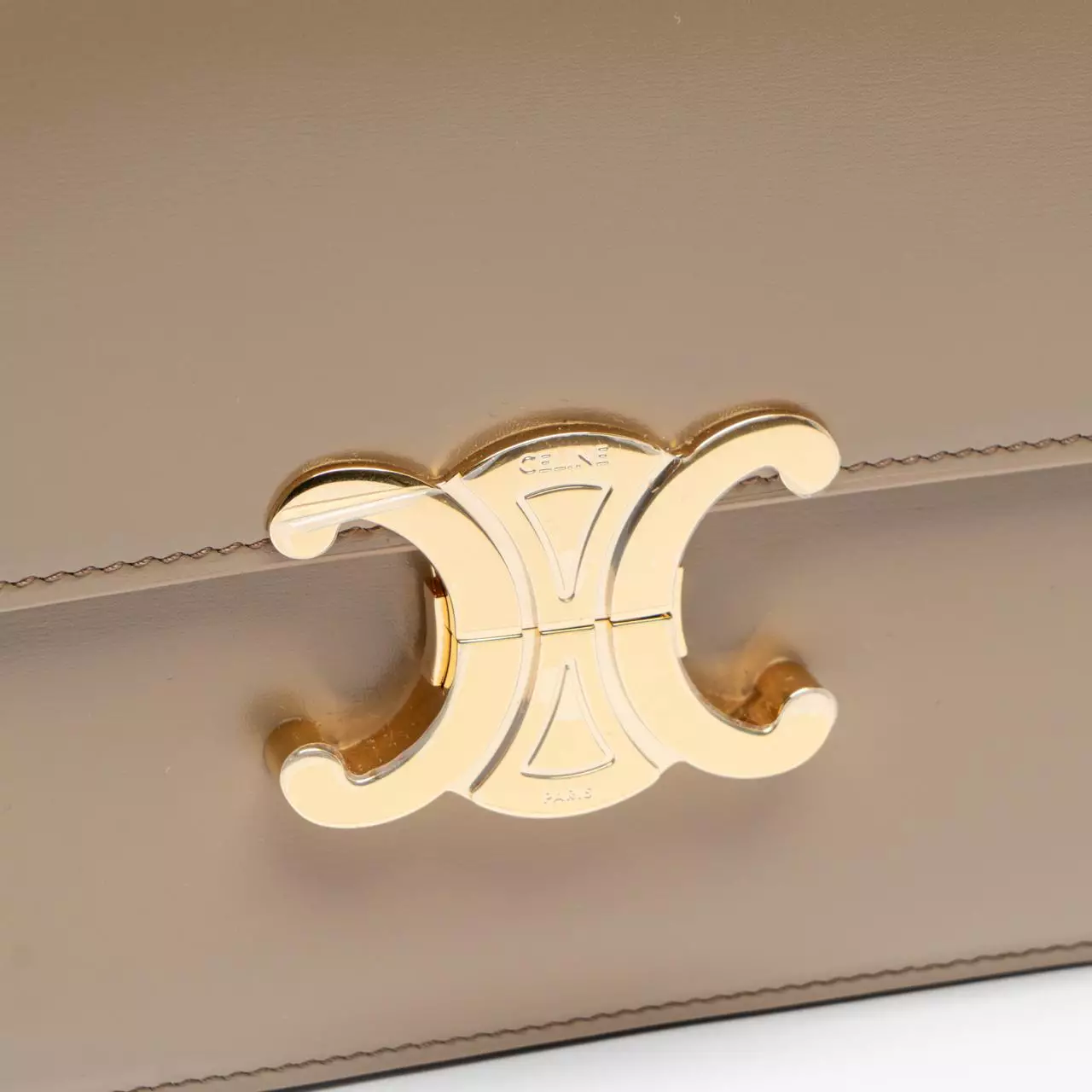 [4.4PRIL KEJUTAN HARGA] Medium Triomphe Bag In Shiny Calfskin Smoked Brown