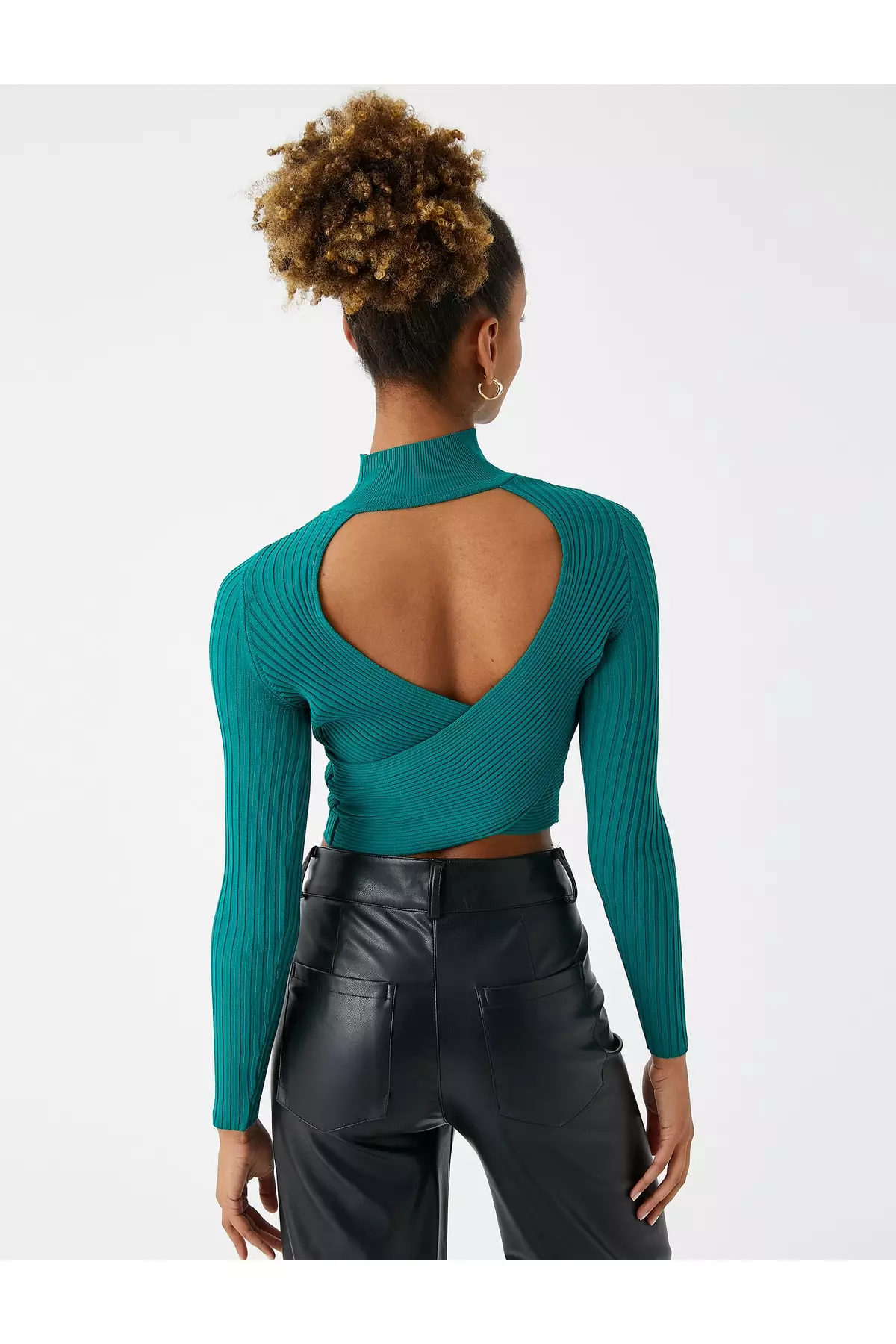 Shoulderless turtleneck top