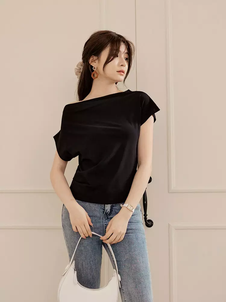 素色斜肩一字領褶皺收腰短版上衣《AB19561》