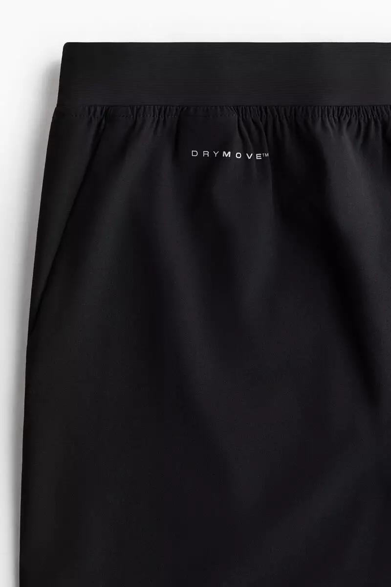 Mid-length sports shorts with DryMove™