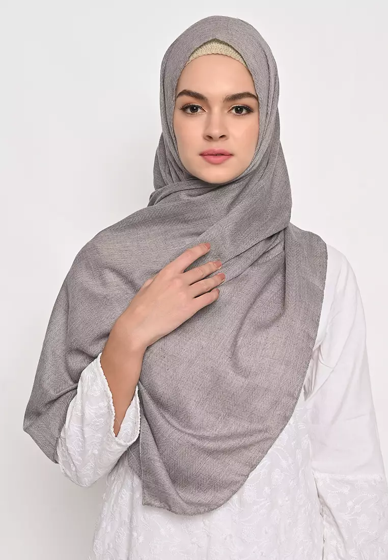 Pasmina Voal Zaffron Jahit Tepi Grey
