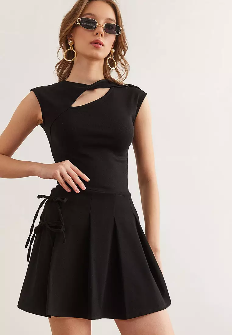 Side Lace Detailed Pleated Zippered Mini Skirt