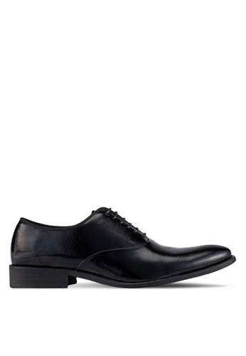 ZALORA black Textured Faux Patent Leather Brogues 04D01AAE13EB4EGS_1