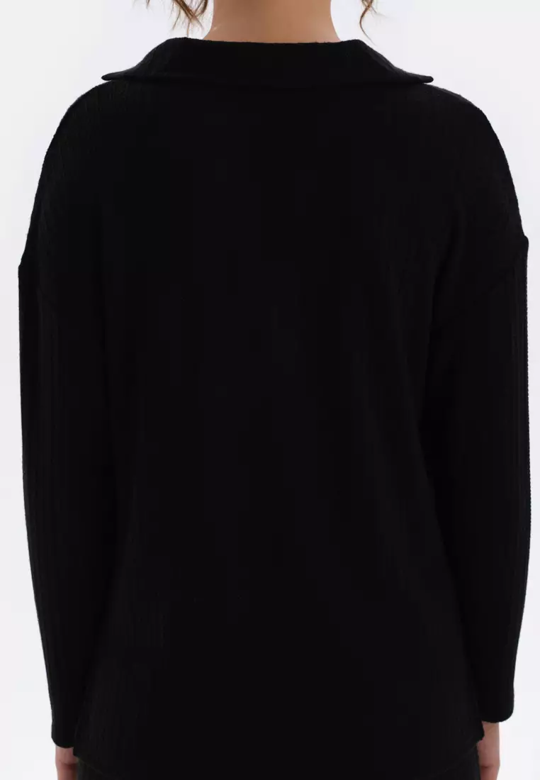 long sleeve black sweatshirt