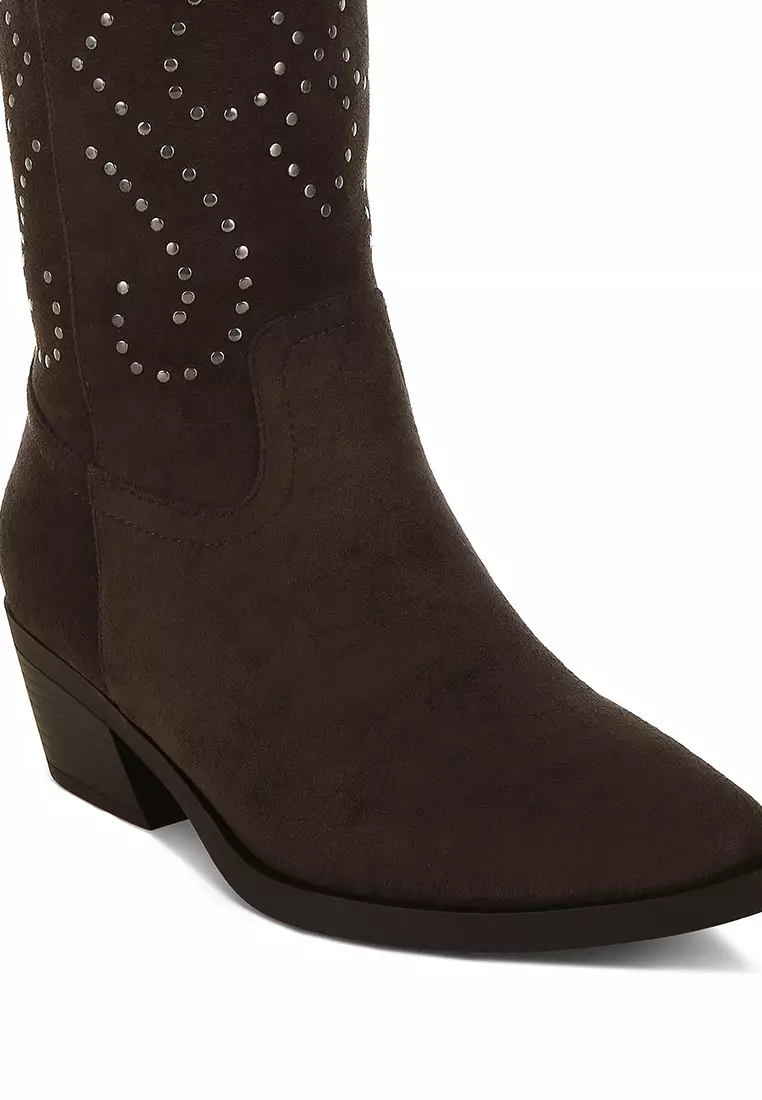 Sepatu bot koboi berhias kancing warna coklat