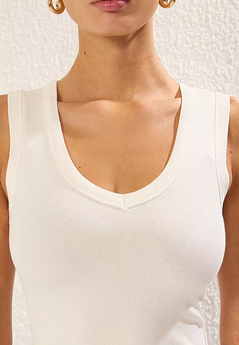 Ecru Fitted Sleeveless Flexible Knitted Undershirt