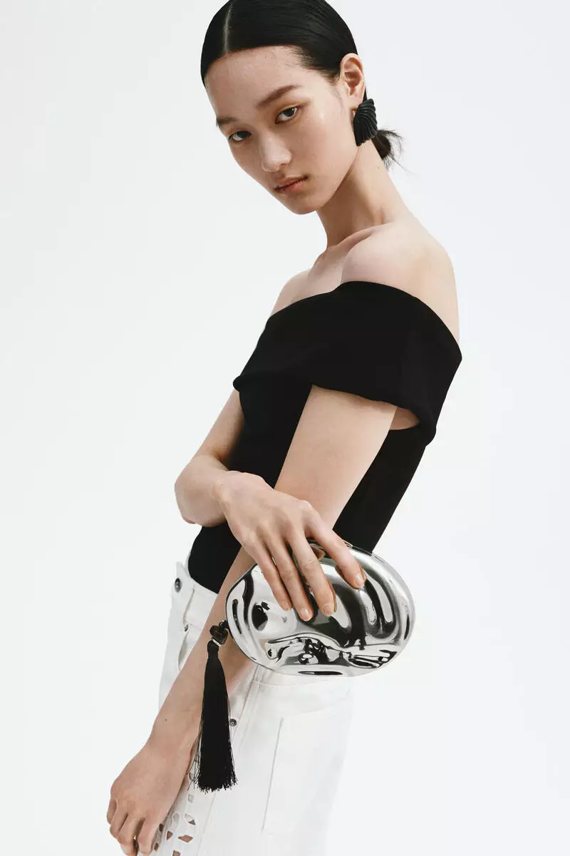 Asymmetric metal clutch