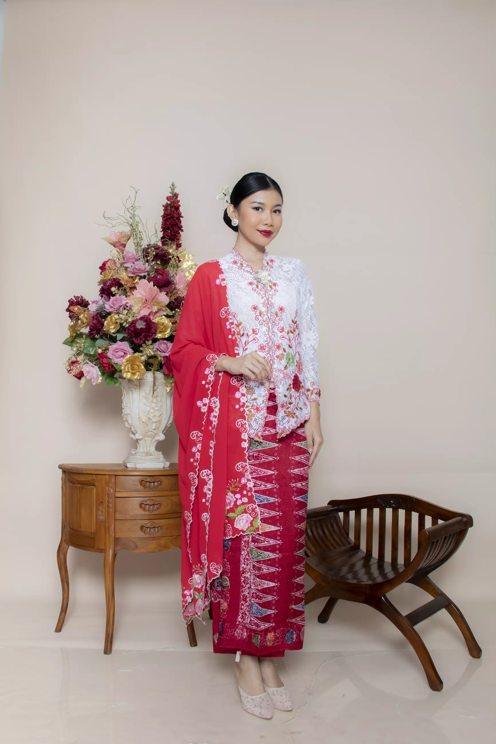 Kebaya Brokat Roses 3 Dimensi in White Color