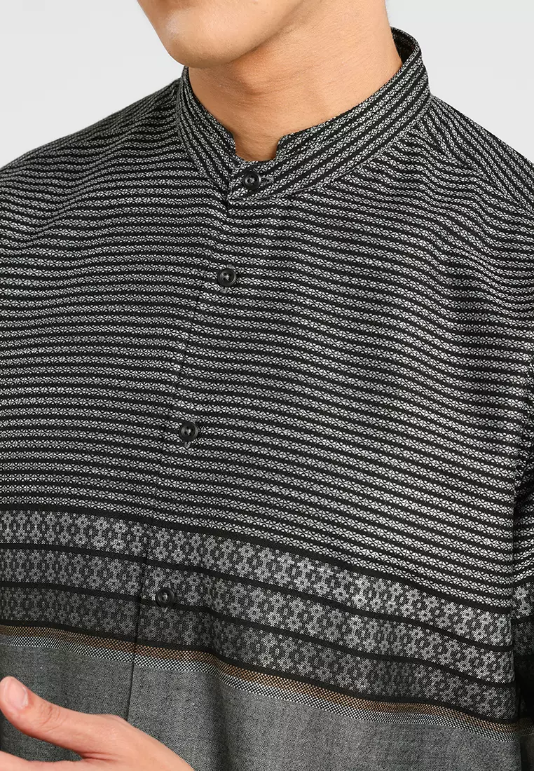 MANZONE X Adipati Dolken - Kemeja Koko Lengan Panjang Pria Kaffah Comfort Fit - Dark Grey Warna Grey Dark