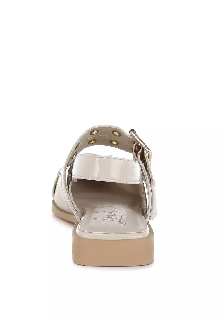 Sepatu Flat Berdetail Lubang Tali & Gesper dalam Warna Beige