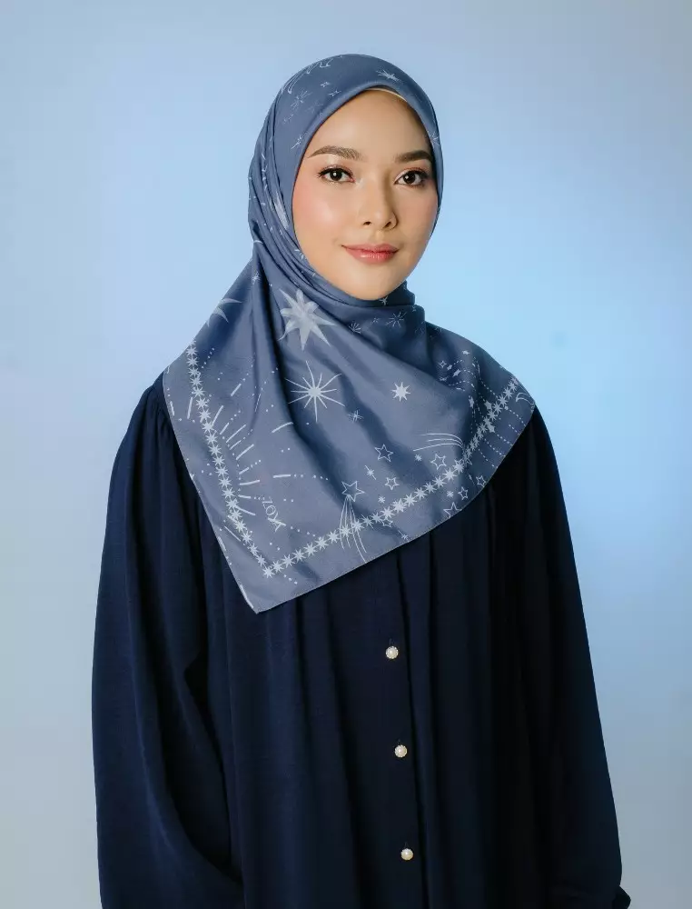 AMBERLY Scarf Grey - Kerudung Hijab Segiempat Motif With Pouch Ziplock - Bahan Poly Fine - Ukuran 110x110