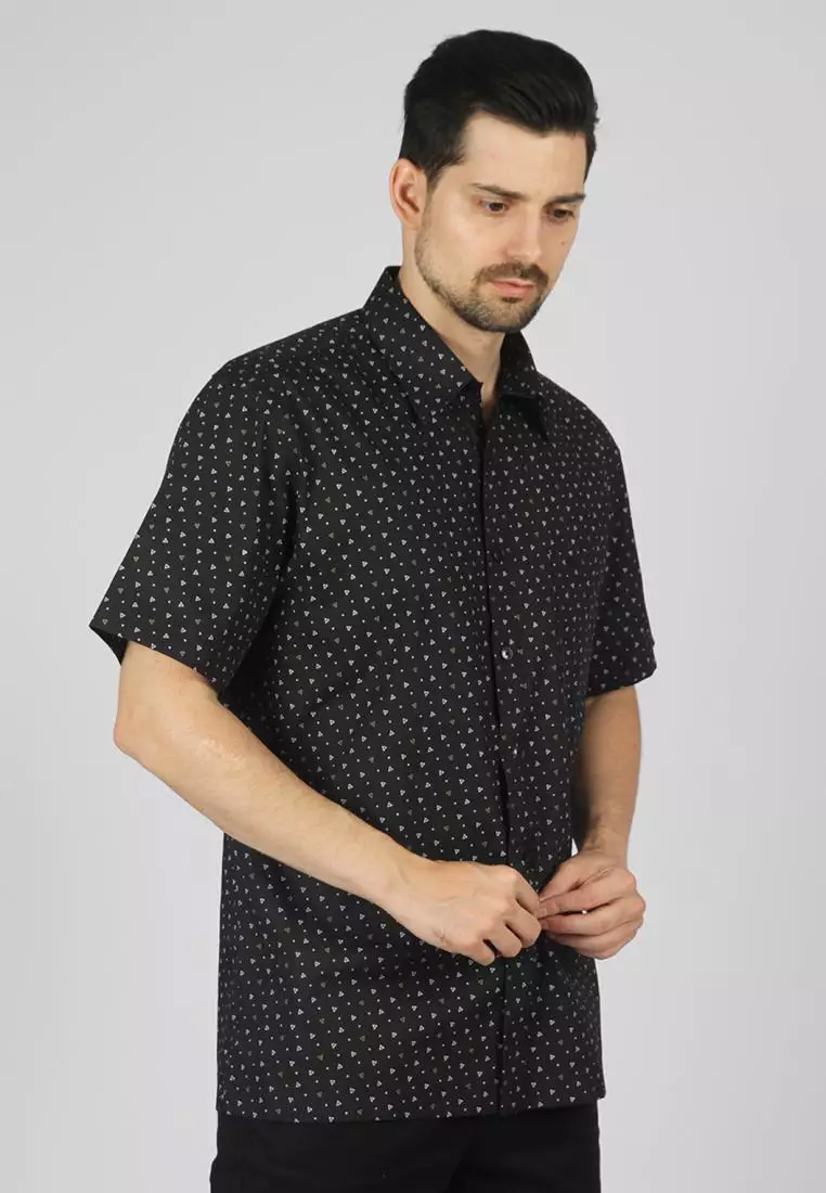 Kemeja Ethan White Lengan Pendek Print Triangle Black