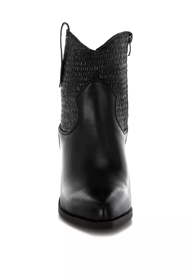 Sepatu bot koboi dari bahan rafia dan kulit imitasi berwarna hitam