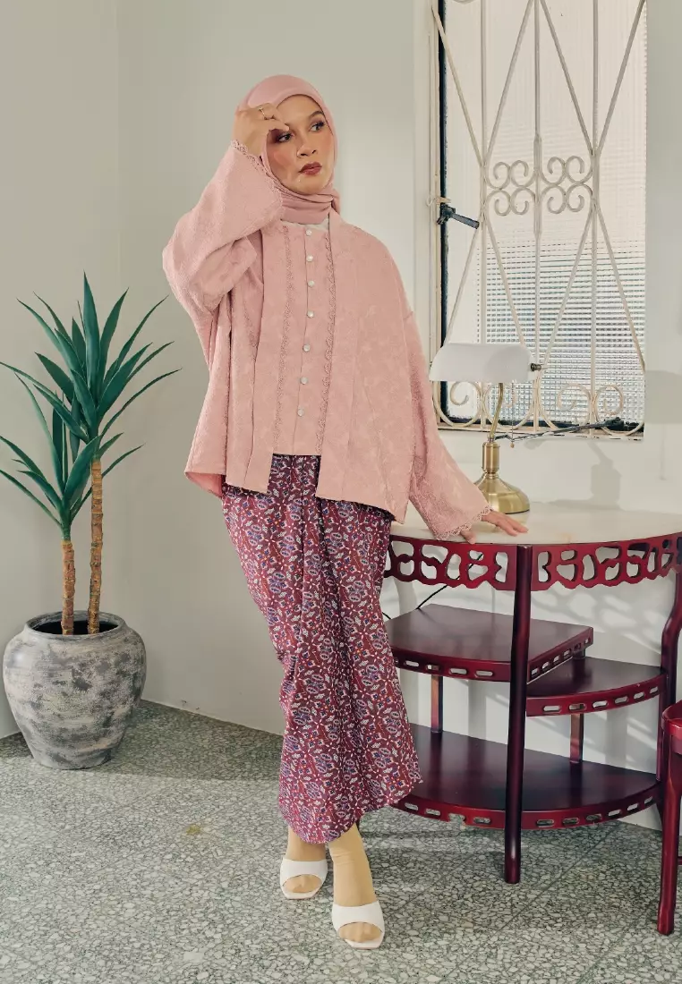 KEBAYA ANOM Top in Kericau Pink