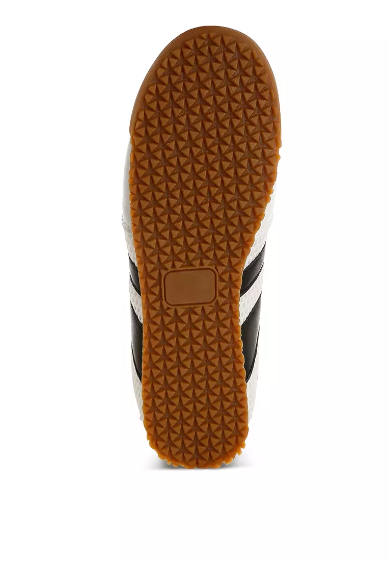 Sepatu Kets Bertali Bergaris Kasual Warna Putih