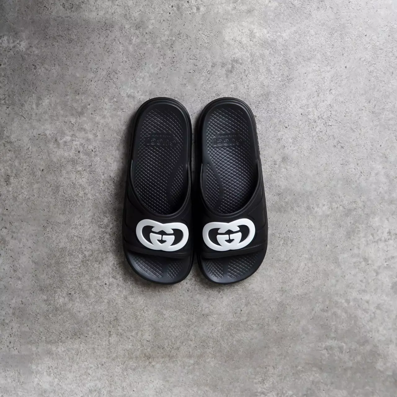 Sandal GUCCI GG INTERLOCKING WHITE BLACK RUBBER SLIDE 100% ORIGINAL