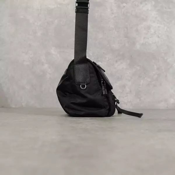 Tas PRADA RE-NYLON SAFFIANO GHW BLACK MESSENGER BAG WITH LS 100% ORIGINAL