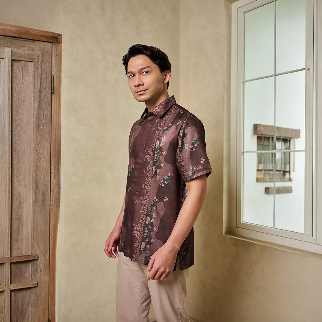 ZM Zaskia Mecca - Yoki Kemeja Pria Rosewood - Rhomansa Khatulistiwa - Edisi Bunga Simpur