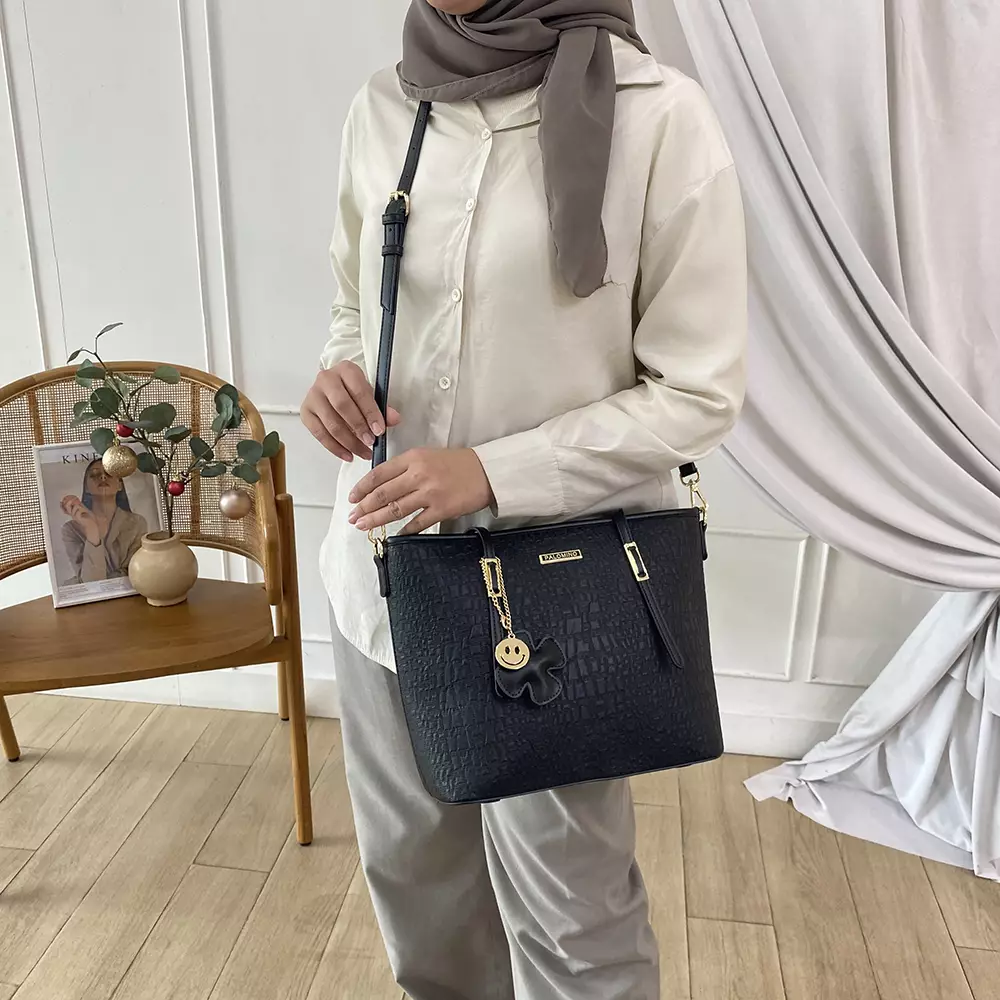 Palomino Belmora Totebag Wanita Warna Black