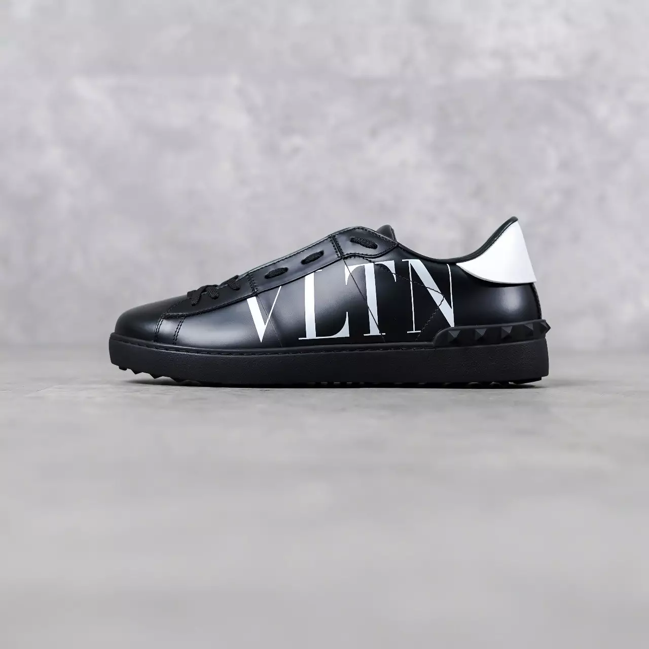 Sepatu VALENTINO VLTN TEXT SIDE WHITE ALL BLACK SNEAKER 100% ORIGINAL