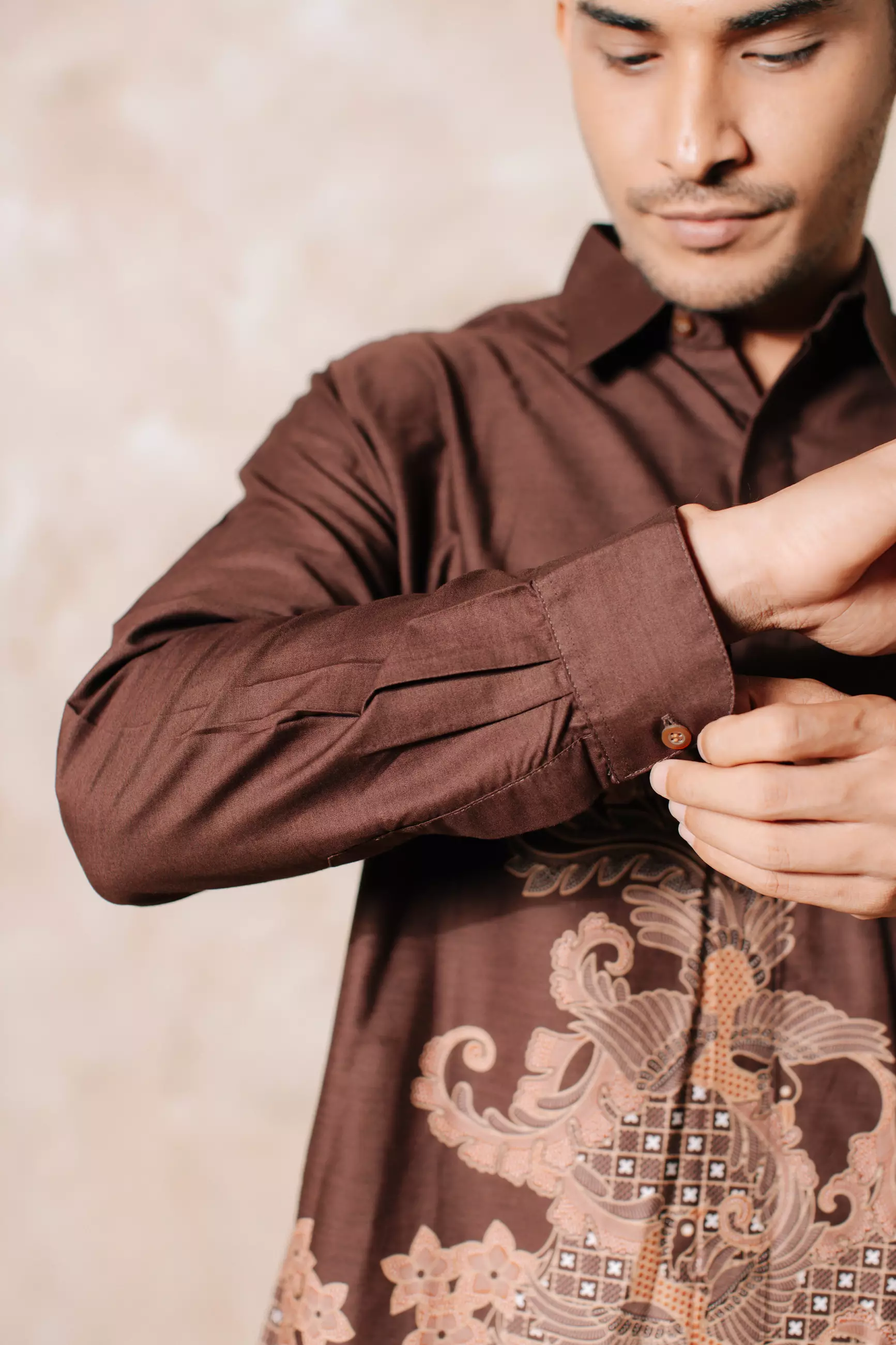 Kavindra Mahogany Brown Kemeja Batik Pria Slim Fit Lengan Panjang Katun Slimfit