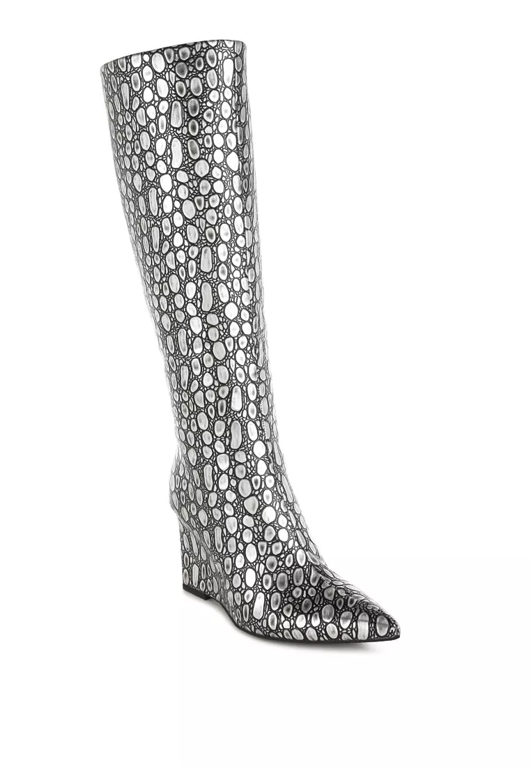 Sepatu bot kulit imitasi berbentuk sobek berwarna hitam