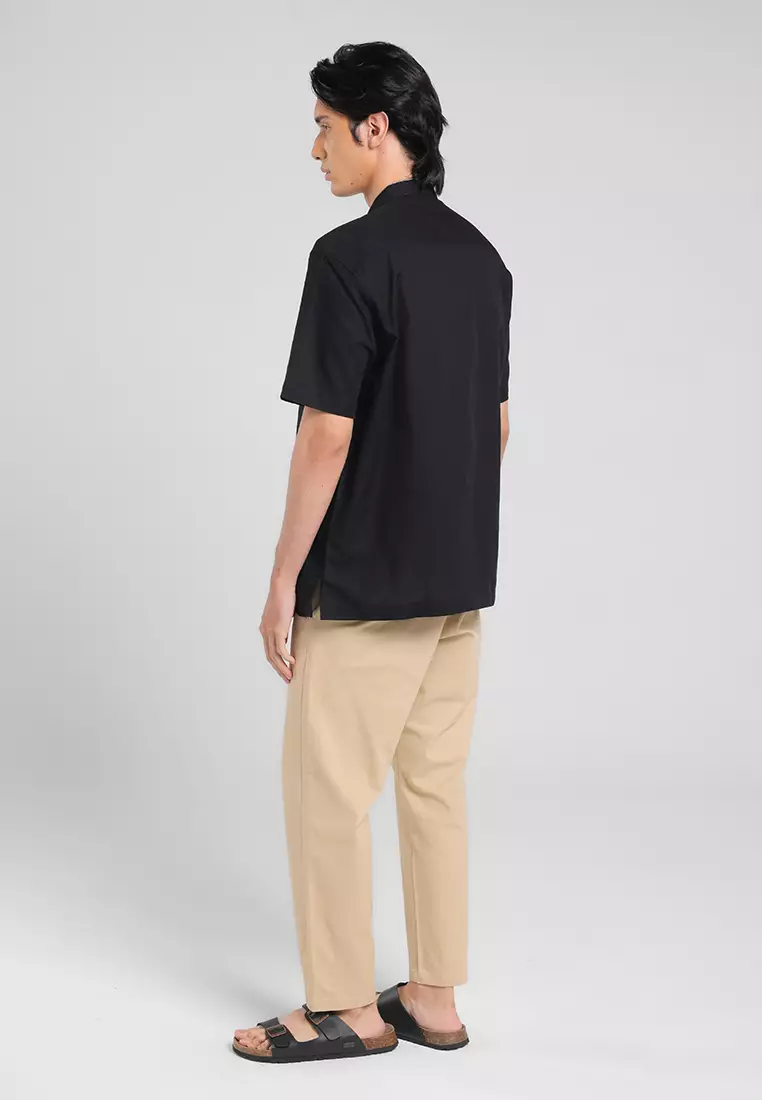 MANZONE X Adipati Dolken - Kemeja Koko Lengan Pendek Pria Basil Comfort Fit - Black Warna Black