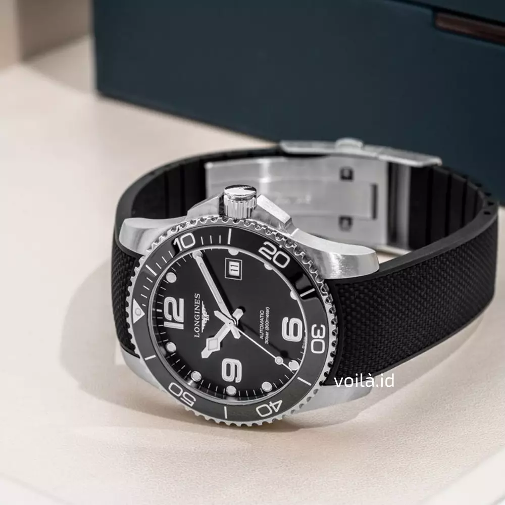 HydroConquest 41 - L3.781.4.56.9 Automatic Sunray Black