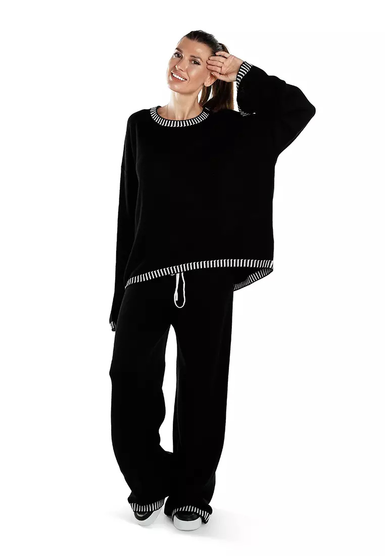 Celana Sweater Rajut Detail Jahitan Kontras dalam Warna Monokrom
