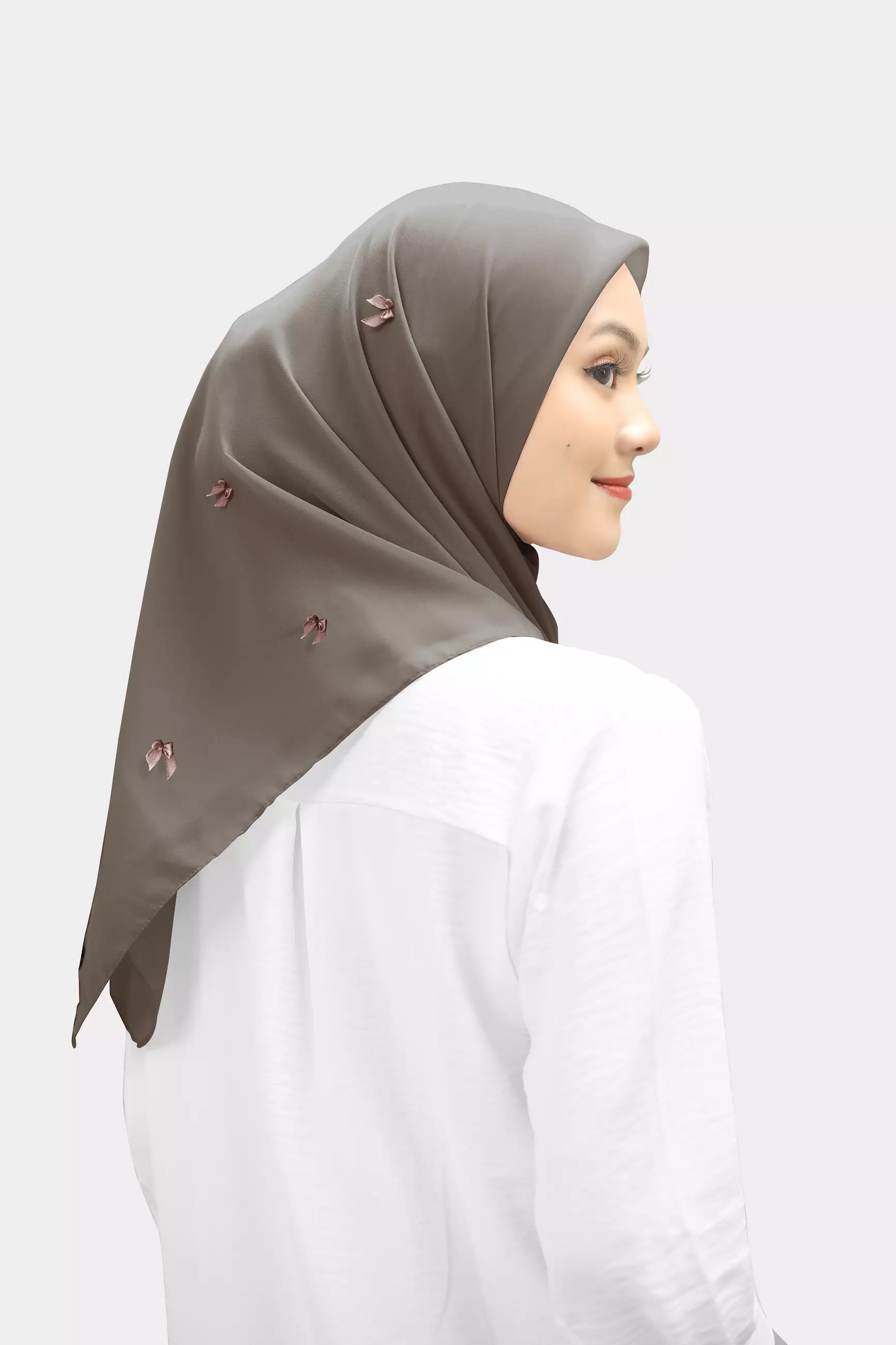 Ribbon Square Hijab | Hijab Segiempat | Kerudung Pita - Brown