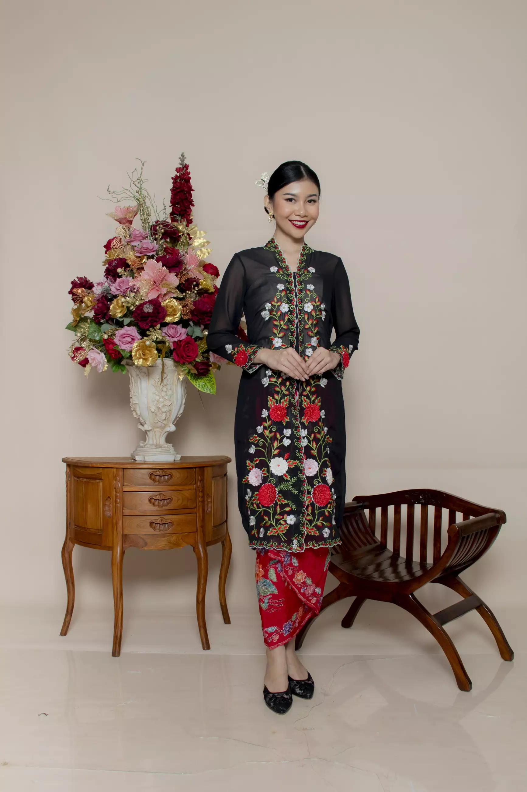 Kebaya Panjang Rose 3 Dimensi dalam warna hitam