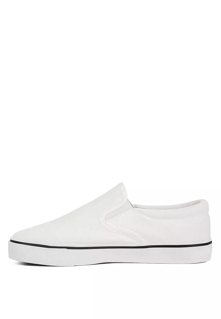 White on sale canvas shoes