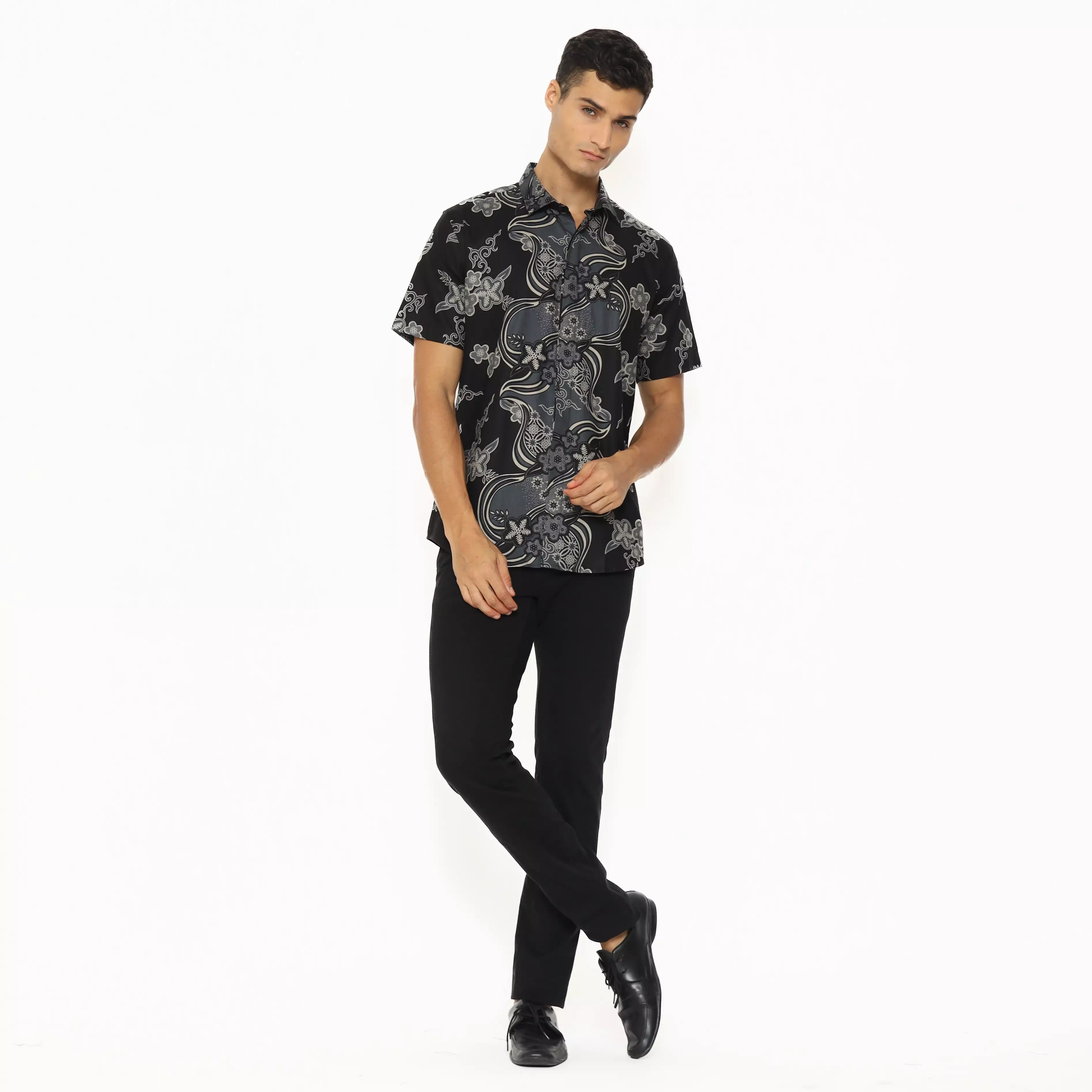 MAGINOT ARTA Batik Pria Slim Fit Lengan Pendek