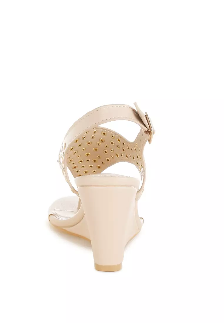 Sepatu wedges bertabur paku dengan ujung bertabur paku warna krem