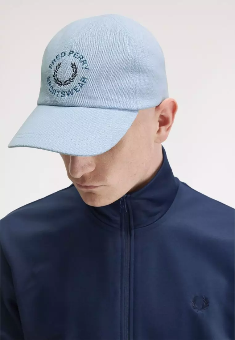 Fred Perry HW9676 FP SPORTSWEAR GRAPHIC CAP (LIGHT SMOKE)